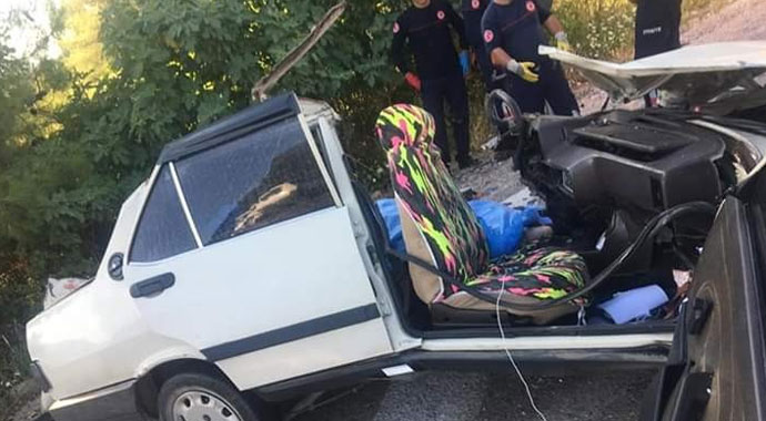 Feci kaza! Yolcu otobüsü ile otomobil kafa kafaya çarpıştı: 2 ölü, 3 yaralı