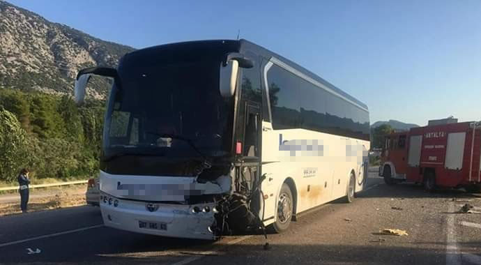 Feci kaza! Yolcu otobüsü ile otomobil kafa kafaya çarpıştı: 2 ölü, 3 yaralı