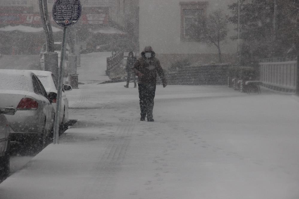 Mart kapıdan baktırır sözü gerçek oldu