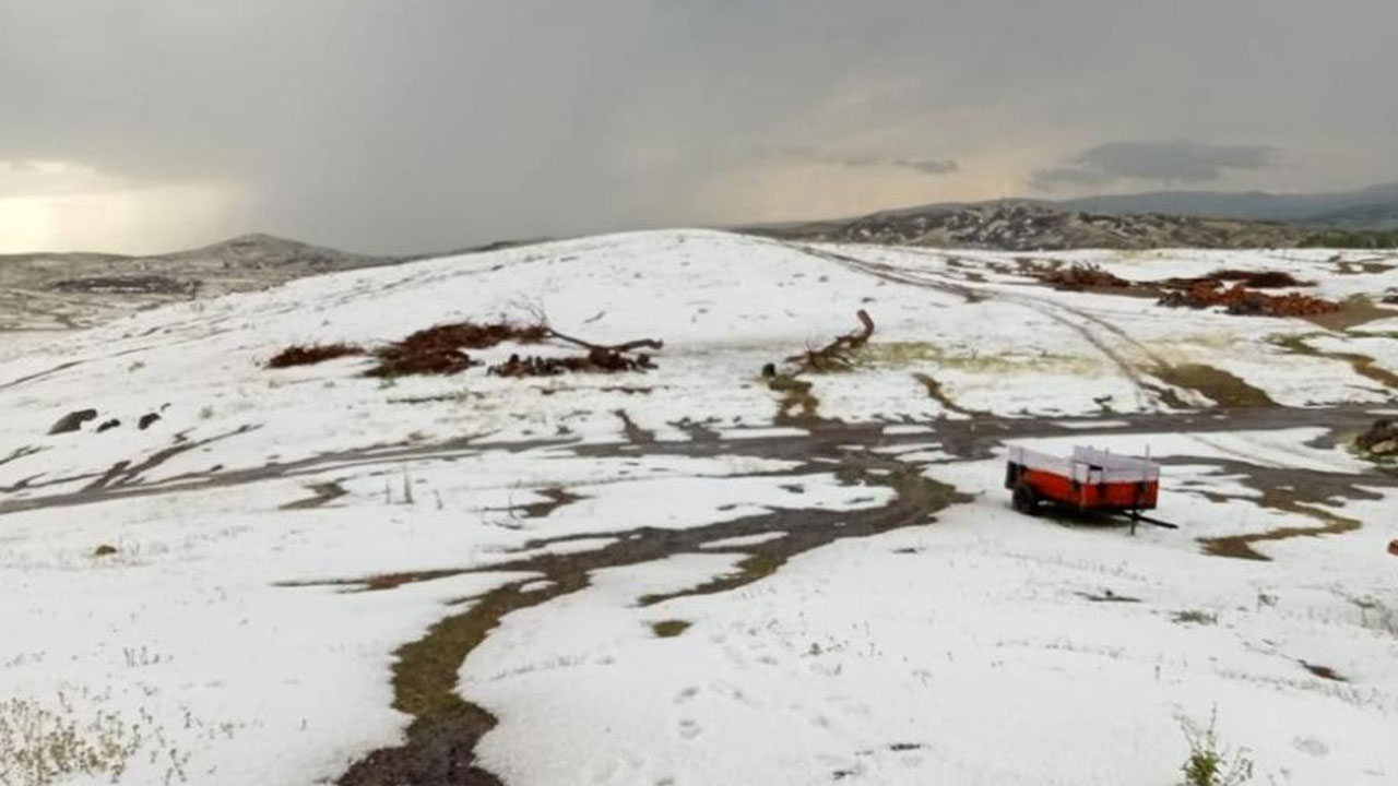 Yozgat'ta hava yazdan kışa döndü! 50 cm dolu yağdı, yollar kapandı