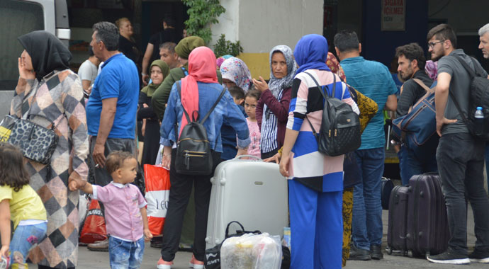 Tatilini yarıda kesen vatandaşlar, oy kullanmak için İstanbul'a dönmeye başladı