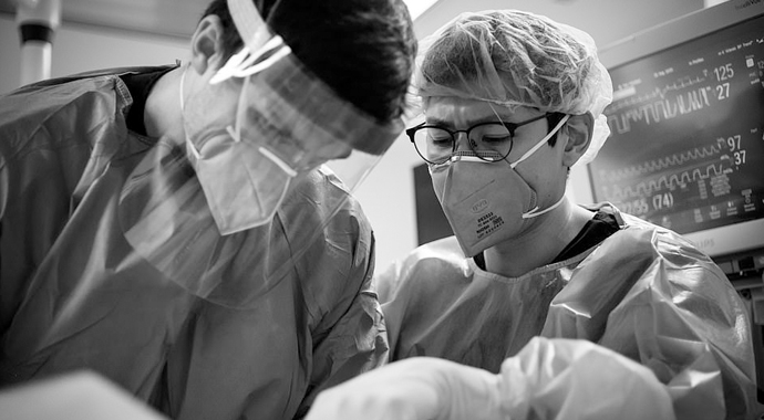 Yoğun bakımda doktor manzaraları: Koronavirüsle mücadelenin isimsiz kahramanları