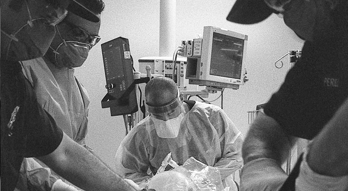 Yoğun bakımda doktor manzaraları: Koronavirüsle mücadelenin isimsiz kahramanları