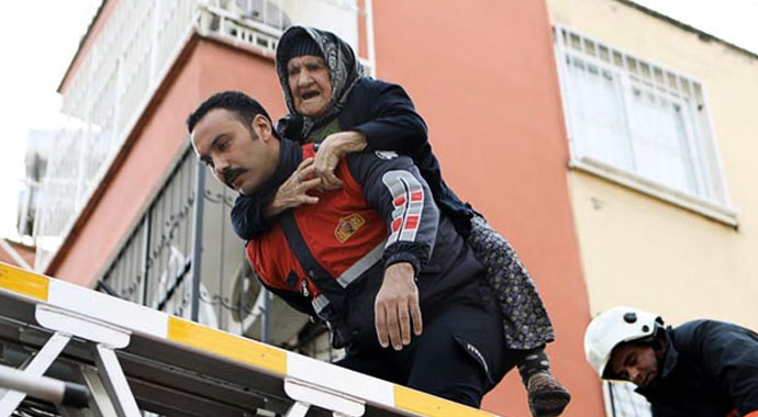 Yangında mahsur kalan 2 yaşlı kadını, itfaiye erleri sırtlarında taşıdı