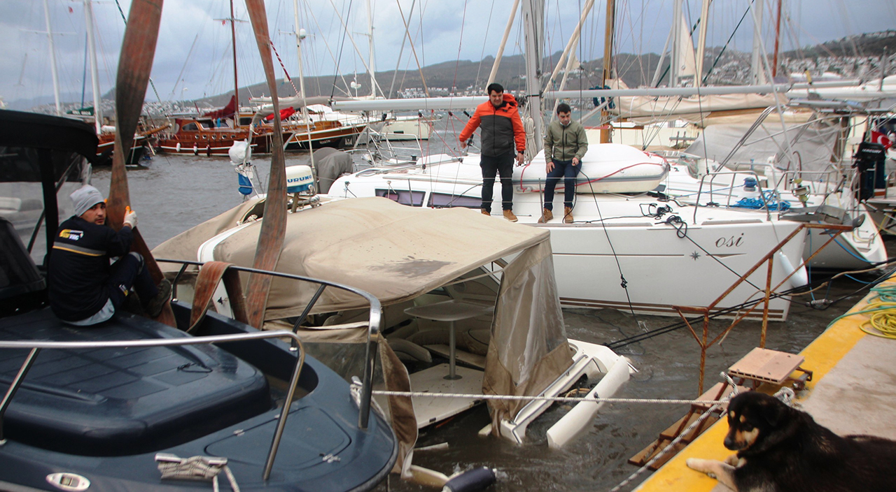 Bodrum'u fırtına vurdu! Tekneler denize gömüldü