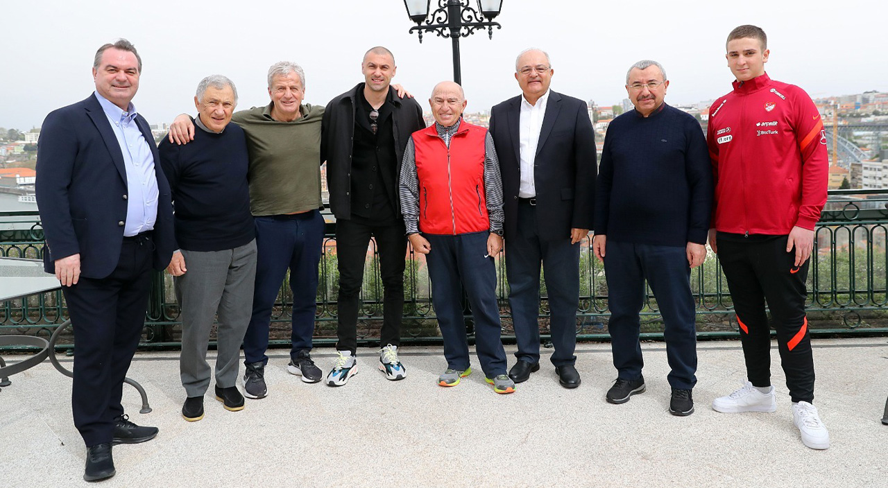Burak Yılmaz Milli Takım kampından ayrıldı Burak Yılmaz Milli Takım kampından ayrıldı