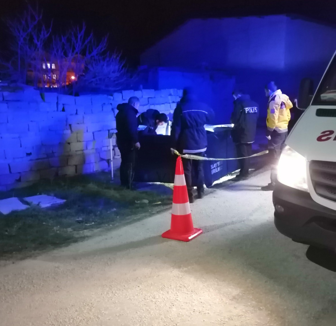 Yüksek sesle müzik dinleyen arkadaşını öldürdü