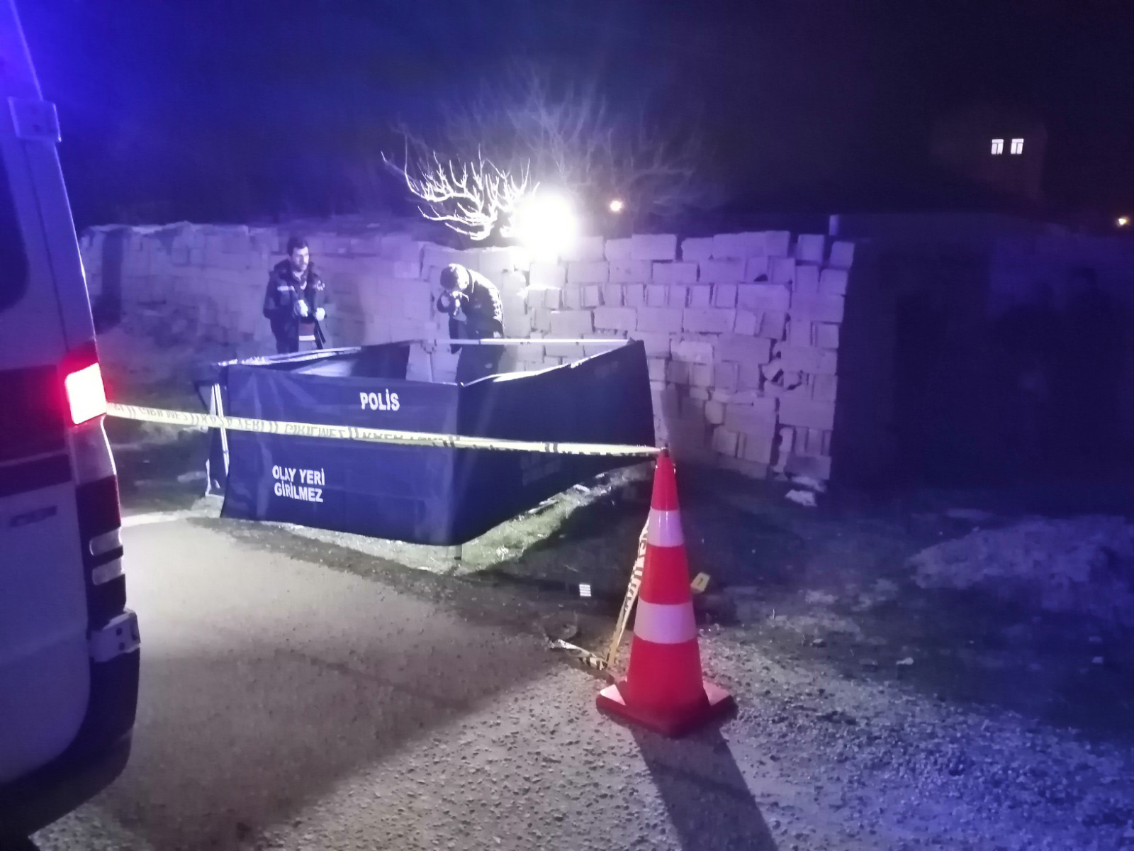 Yüksek sesle müzik dinleyen arkadaşını öldürdü