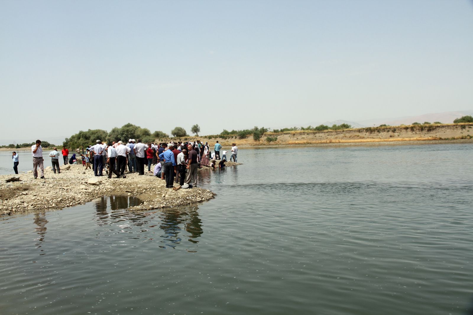Yün yıkayan genç kız Murat Nehri'nde kayboldu