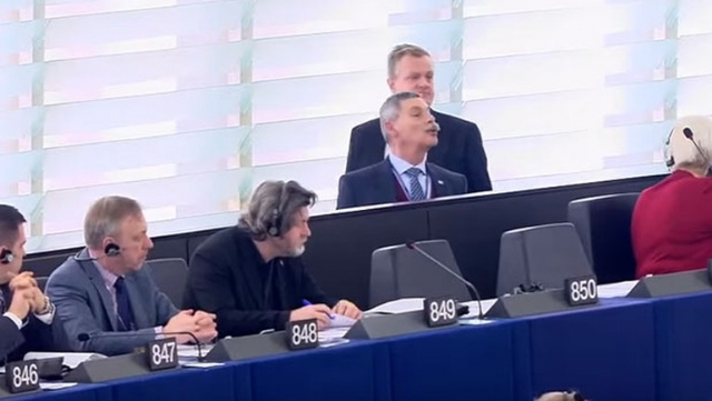 Türklere hakaret eden faşist Altın Şafak üyesi AP oturumundan kovuldu