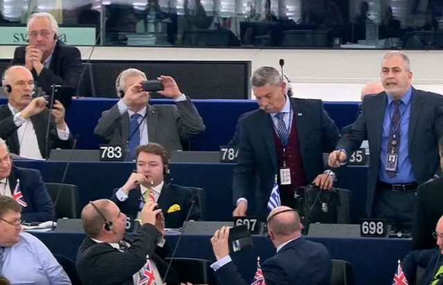 Türklere hakaret eden faşist Altın Şafak üyesi AP oturumundan kovuldu