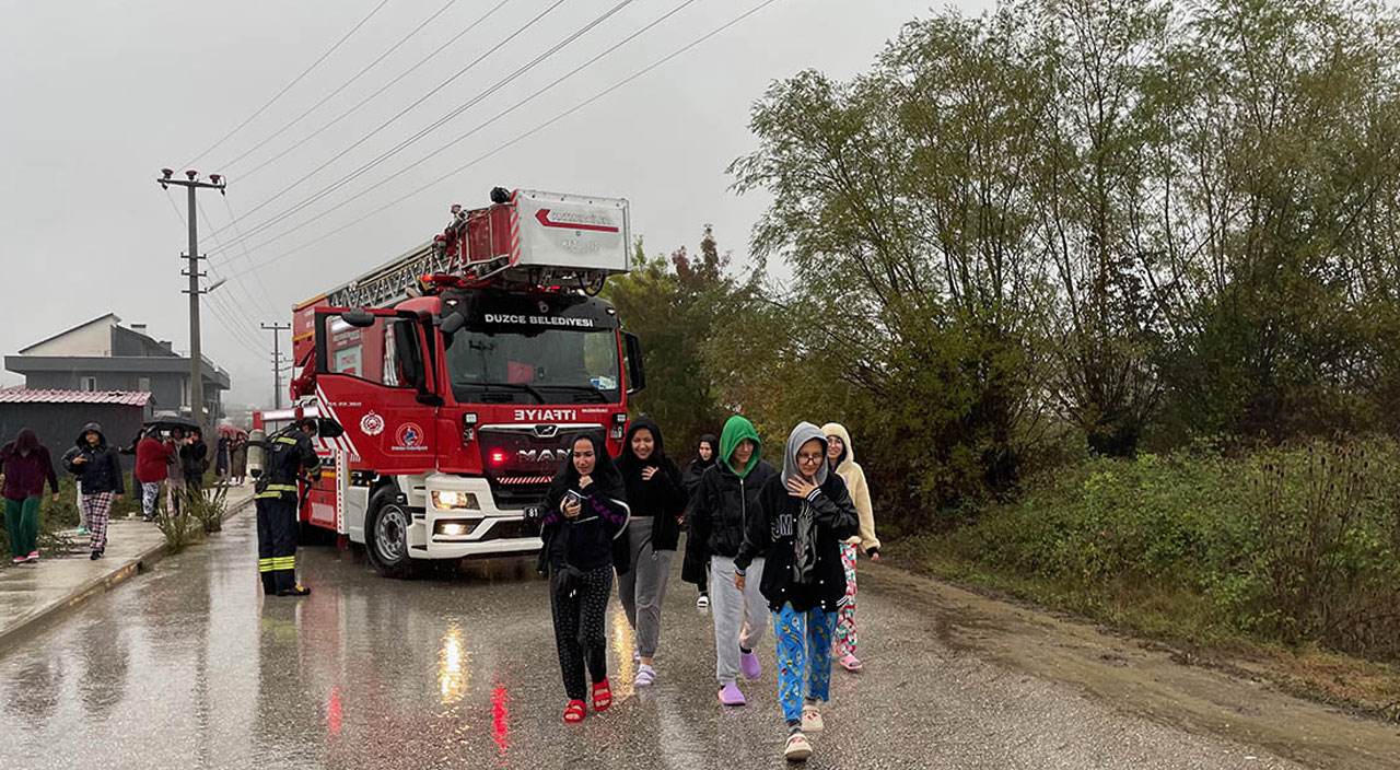 Kız öğrenci yurdunda gaz kokusu paniği: 2 bin 400 öğrenci tahliye edildi