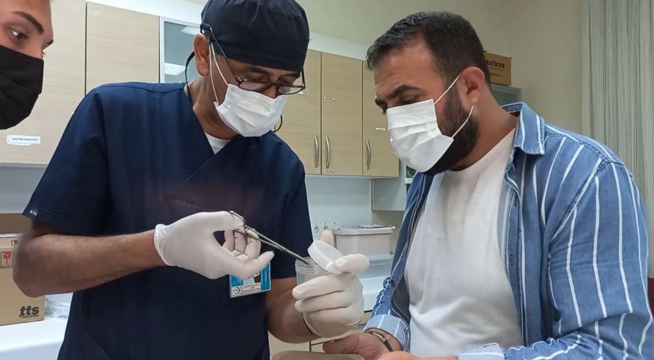 Akıllara durgunluk veren kopya düzeneği: Kulağına böcek maskesine kamera yerleştirdi!