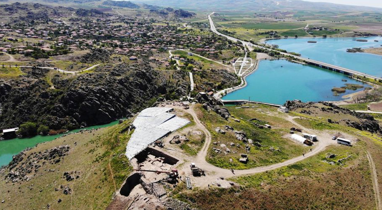 Toprak altından ‘saray’ çıktı: Anadolu’nun en eskilerinden!