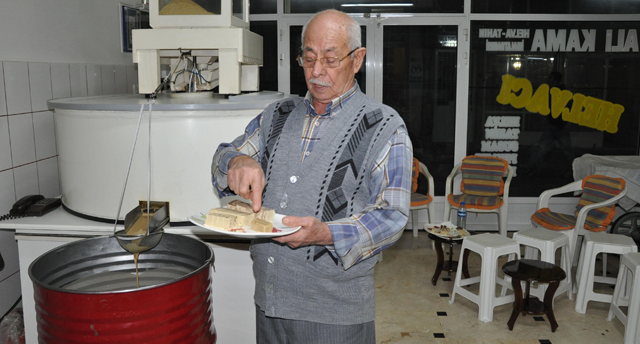 Yarım asırı aşkın süredir helva üretiyor