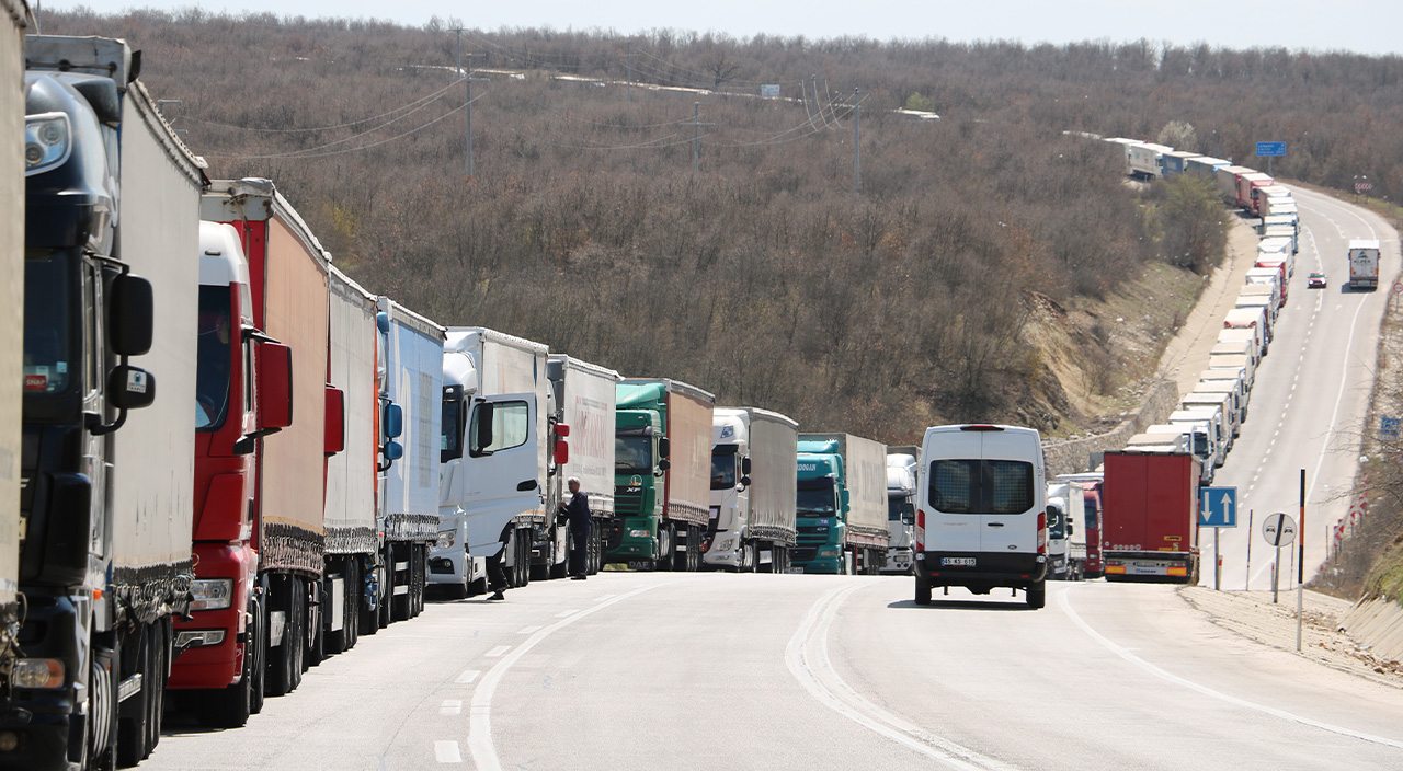 Hamzabeyli Sınır Kapısı'nda 23 kilometrelik kuyruk! Tır şoförleri isyan etti