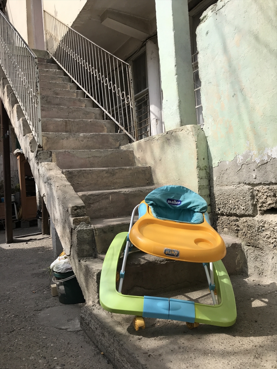 9 aylık bebek yürüteçle merdivenden düştü