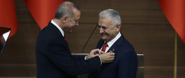 Başkan Erdoğan konuşurken Binali Yıldırım gözyaşlarına boğuldu