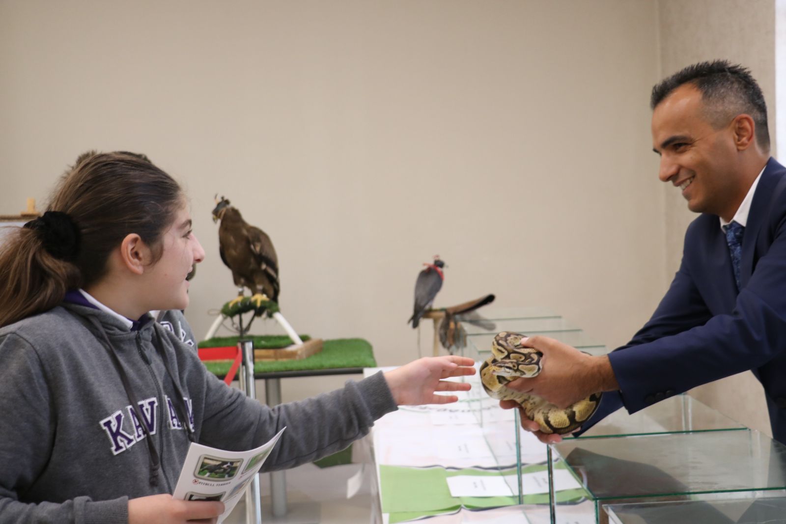 Bakmaya cesaretleri yoktu, yılanı boyunlarına doladılar