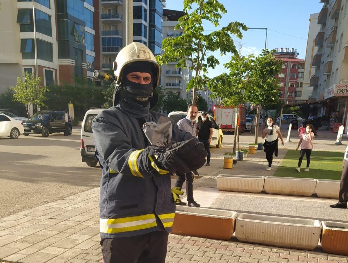 iş yerinde yılan paniği!