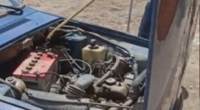 Bakmaya korktukları yılanı eliyle çıkarttı