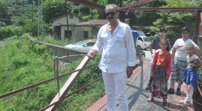 Mahalle arasında ortaya çıkan 3 metrelik su yılanı dereye bırakıldı