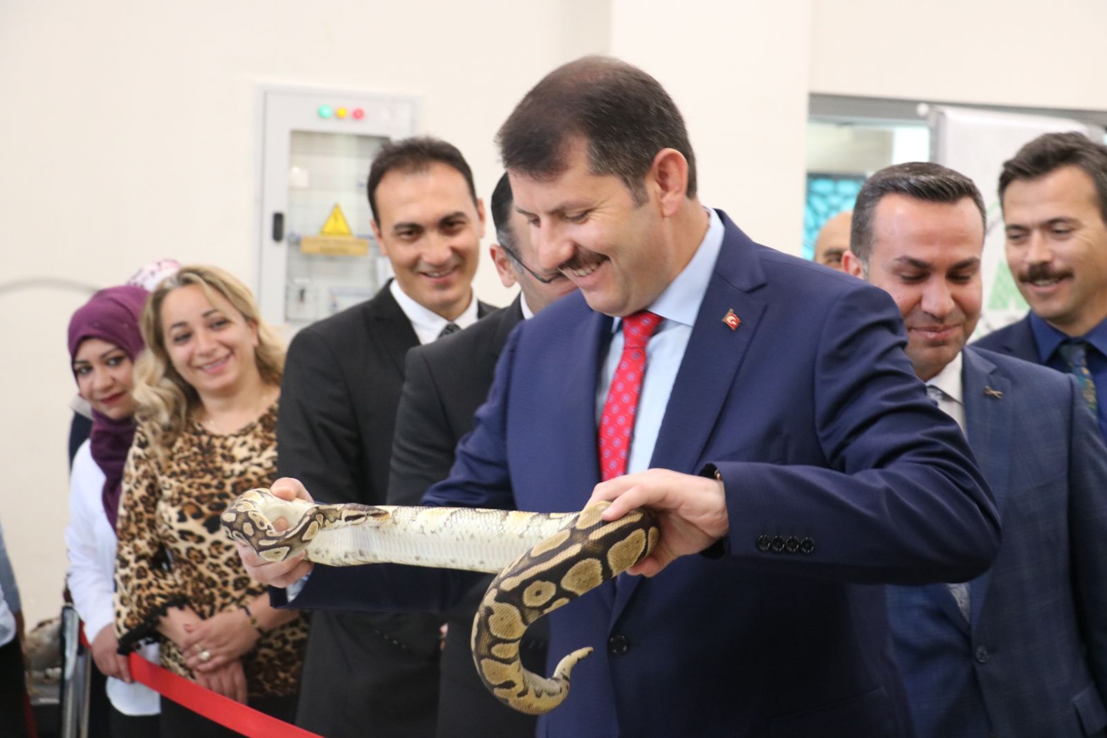 Bakmaya cesaretleri yoktu, yılanı boyunlarına doladılar