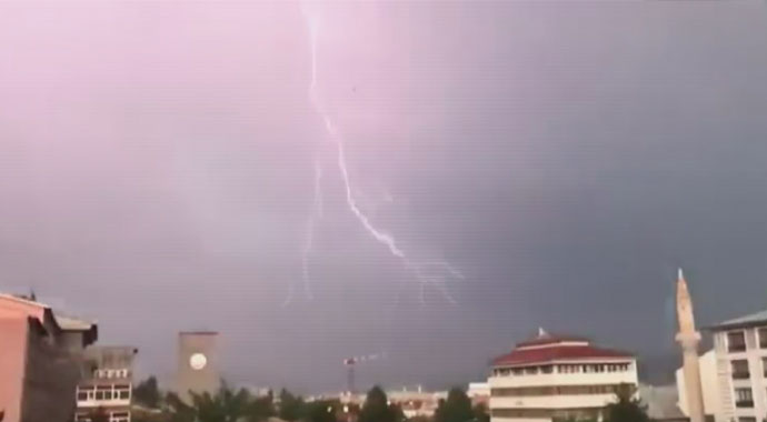 Düşen yıldırım evi kül etti