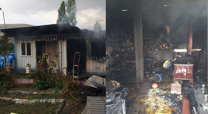 Düşen yıldırım evi kül etti