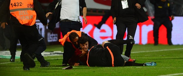 Trabzon taraftarı sahaya indi hakemi dövdü, maç tatil edildi (TS-FB ÖZET)