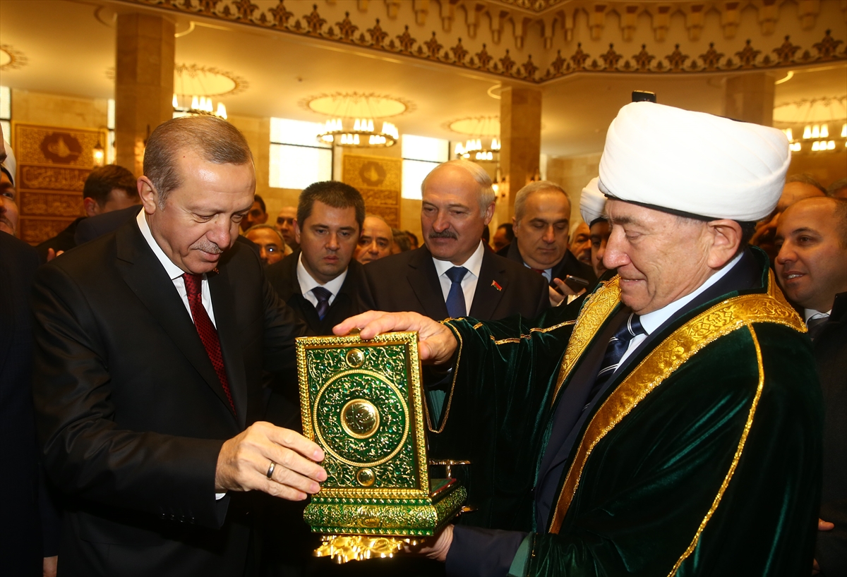 Kur'an-ı Kerim'i öptü diye eleştirilen Belarus liderinden açıklama
