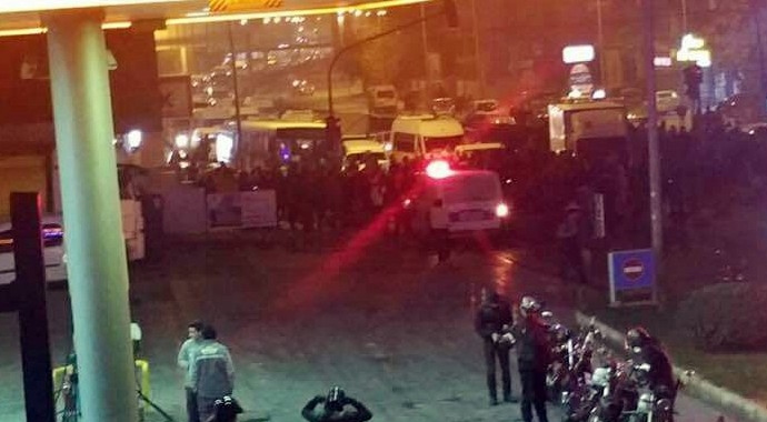 Kızgın vatandaşlar yolu kapattı