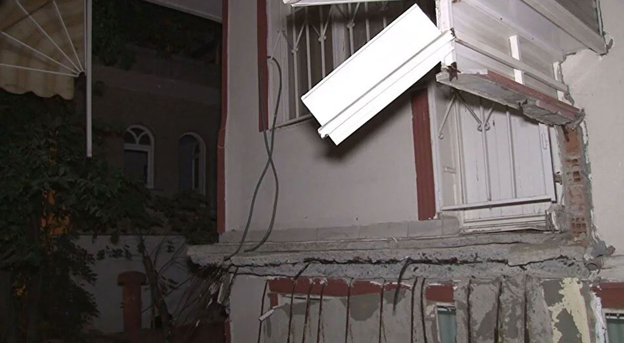 Avcılar'da bir apartman dairesinin balkonun çöktü: Bina tahliye edildi