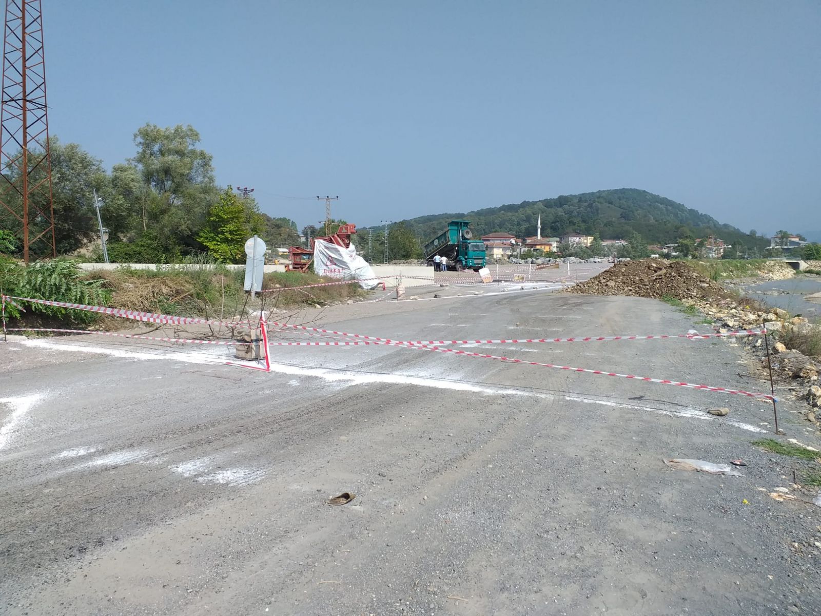 Zonguldak'ta şaşkına çeviren olay! Arasından geçen yolu trafiğe kapadı