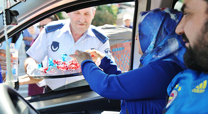 İBB Zabıta bayram sevincini 3 gün boyunca vatandaşlarla paylaştı
