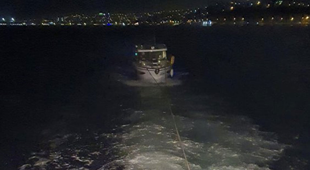 Haliç önlerinde sürüklenen 8 yolculu tekne kurtarıldı