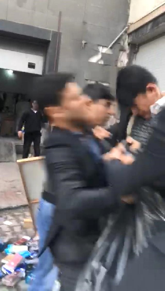 Seyyar satıcı zabıtanın burnunu kırdı!