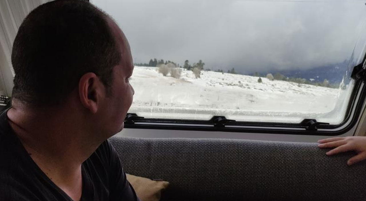 Otele verecekleri tek gece fiyatına aylarca Uludağ’da tatil yapıyorlar