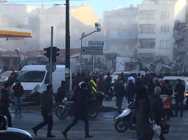 Son dakika... Zeytinburnu'nda bina çöktü! Ölüler ve yaralılar var... (İSTANBUL'DA BİNA ÇÖKTÜ)
