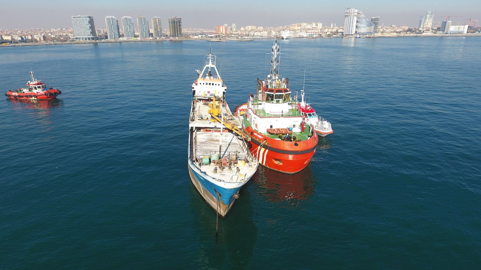 Zeytinburnu'nda 'Tallas' isimli gemi yan yattı