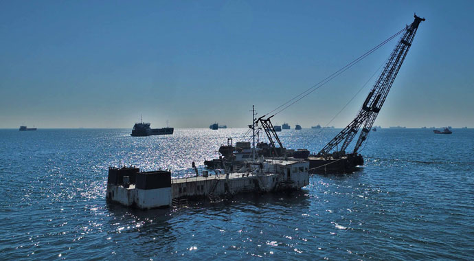 Zeytinburnu sahilindeki dev vinç 'hayalet gemi' için kuruldu