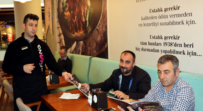 Yüzde 50 zihinsel engelli ama garsonluk yapıyor