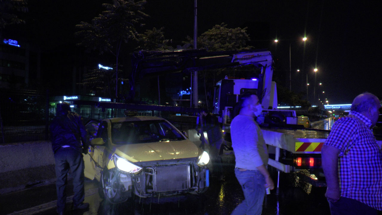 Kozyatağı'nda zincirleme kaza: 5 araç birbirine girdi Kozyatağı'nda zincirleme kaza: 5 araç birbirine girdi