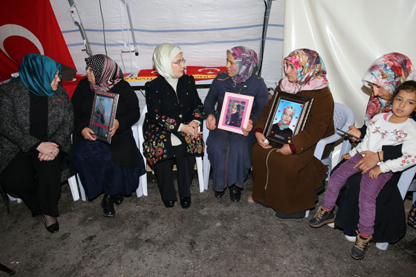 Emine Hanım'dan Diyarbakır annelerine destek ziyareti