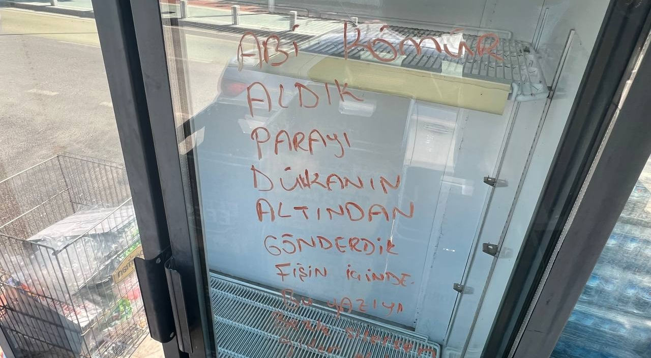 Sabah dükkanı açmaya gitti, camdaki yazıyı görünce hayatının şokunu yaşadı