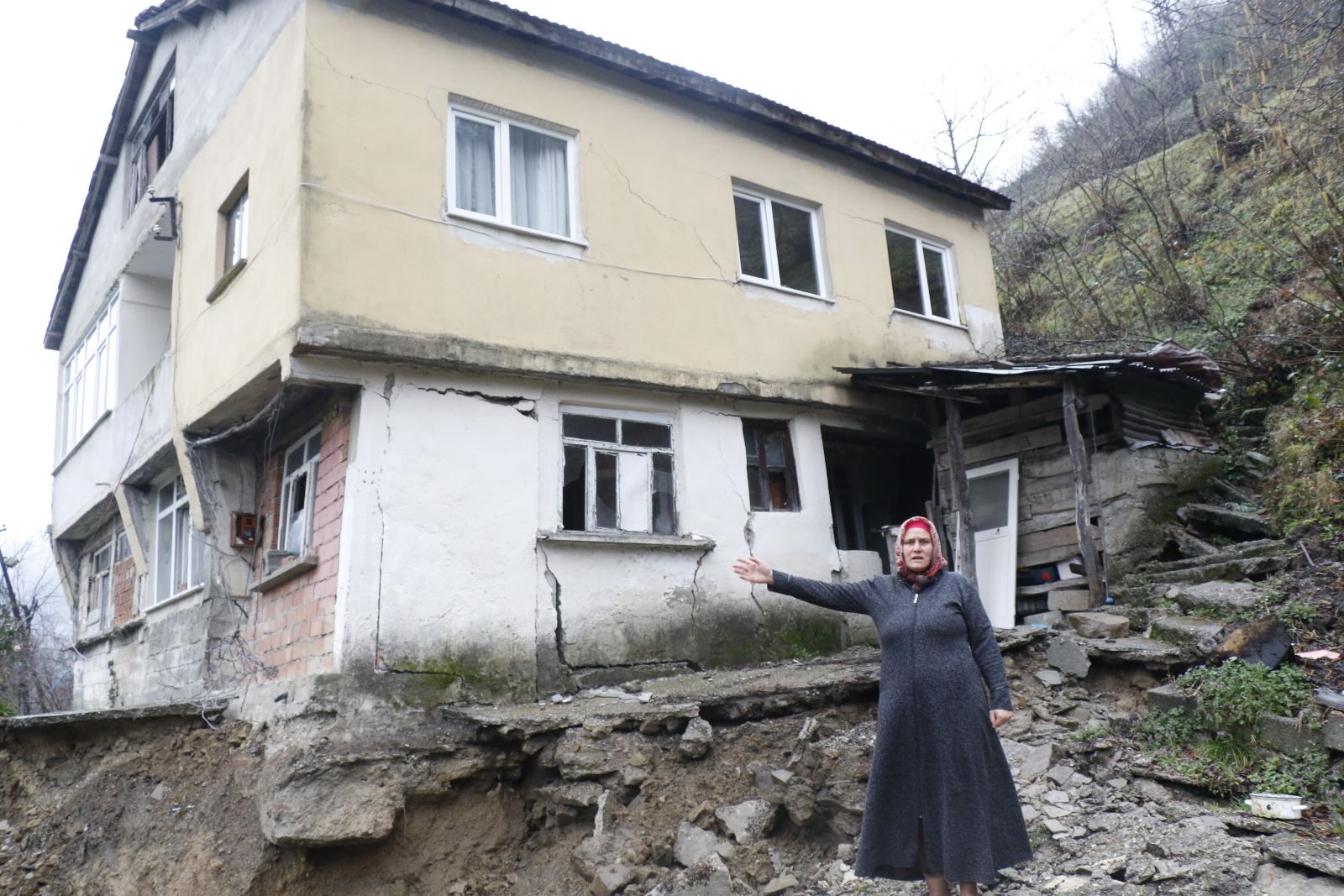 Heyelan evlerini ikiye böldü, eşyalarını bile alamadılar