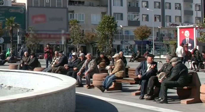 Koronavirüse karşı ilginç tedbir! Belediye bankları söktü