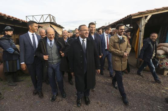 Başbakan Yardımcısı Bozdağ, 'Diriliş Ertuğrul'un setini ziyaret etti