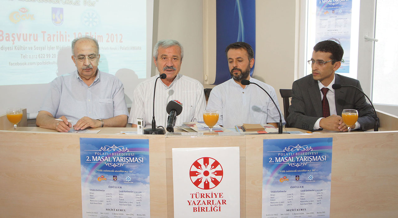 Yazar ve şair Mevlana İdris Zengin hayatını kaybetti