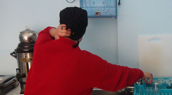 Yana düşen başını eliyle tutarak yaşıyor